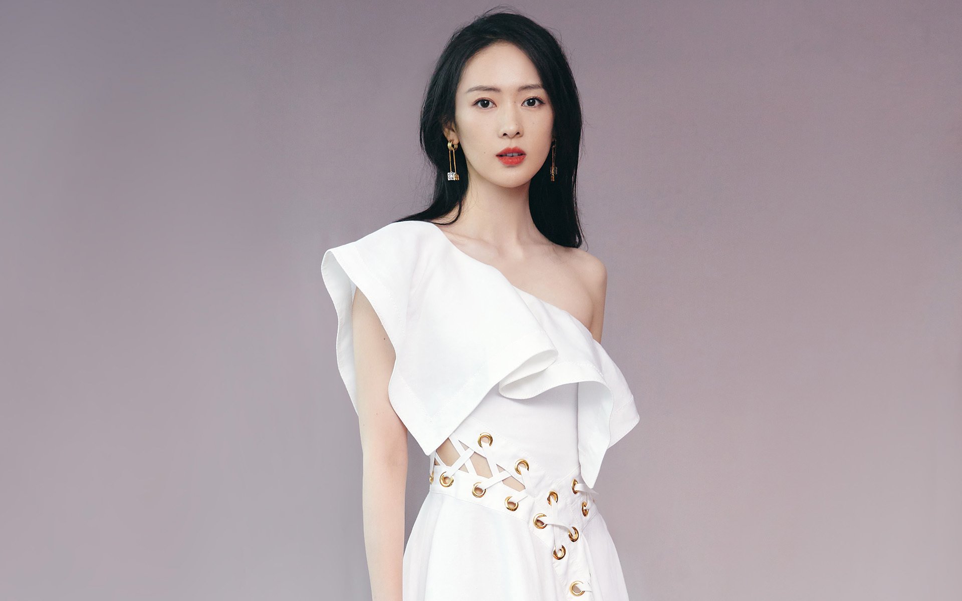 外援在比赛中展现领导力帮助队友协调站位与防线沟通，球队外援