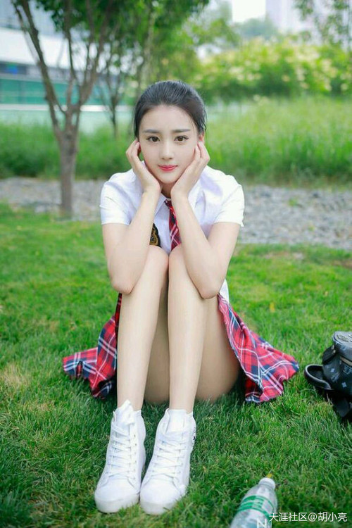 开云官网-比赛结束后球员自发感谢远征球迷现场气氛感人至深，比赛后的致谢语