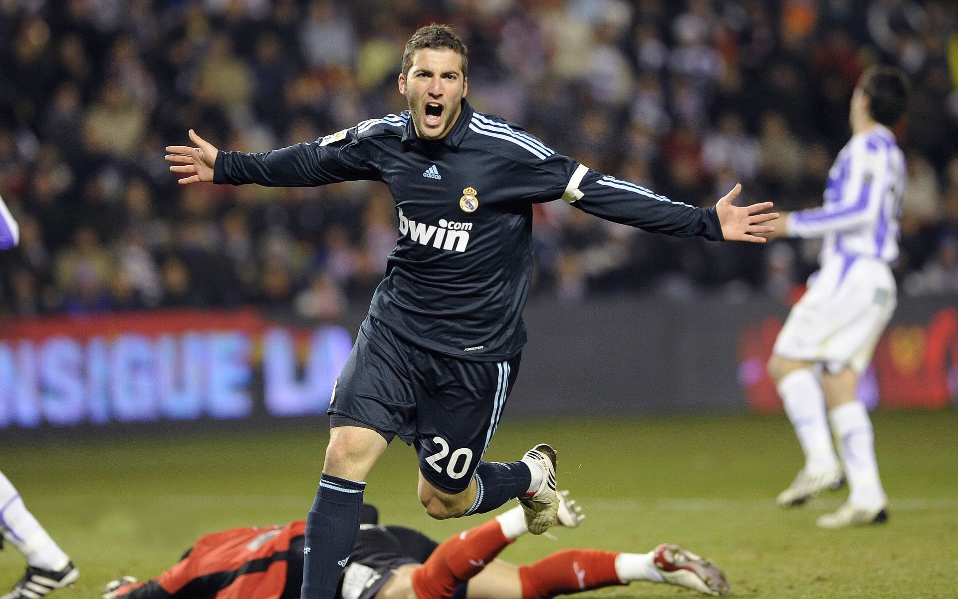 比赛结束后球员自发感谢远征球迷现场气氛感人至深,比赛后的致谢语